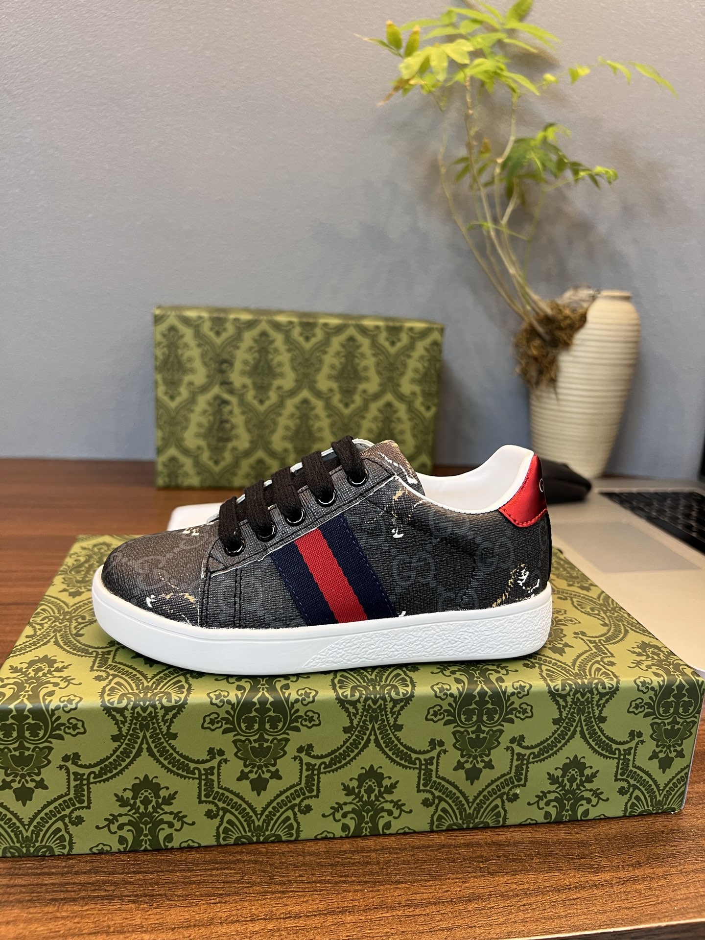 Children's shoes child